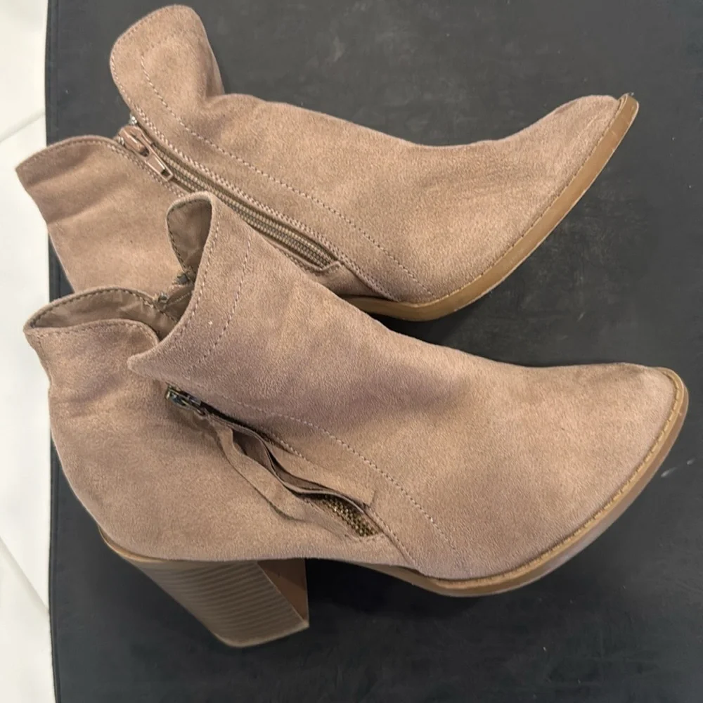 Trends Up Collection Tan Suede Ankle Boots.  Sz 8